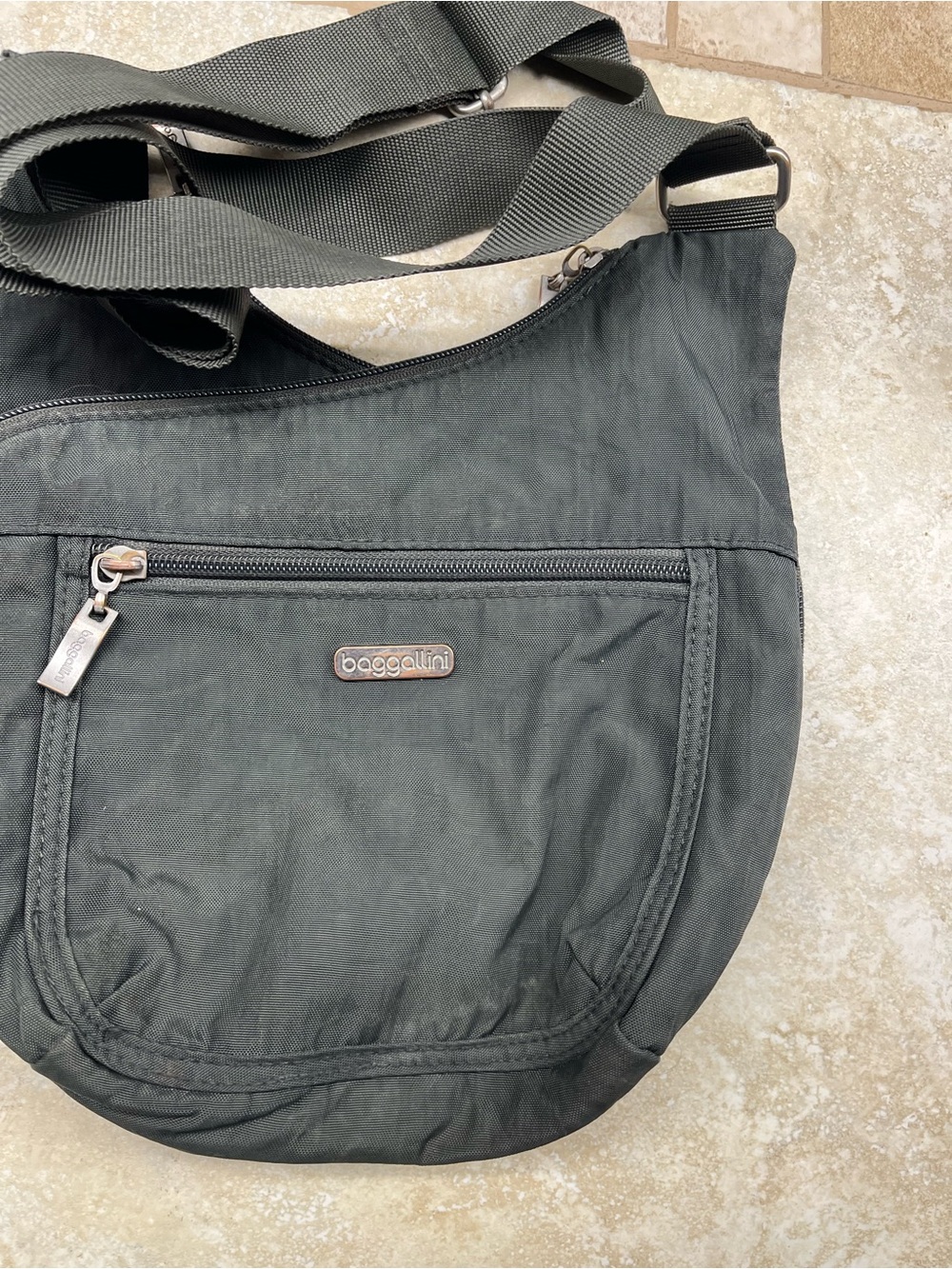 Baggallini Messenger Crossbody Bag in Dark Gray/Black